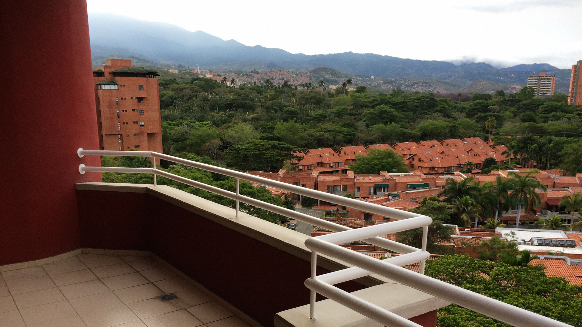 Detalle y vista desde balcón apartamento en Ciudad Jardín